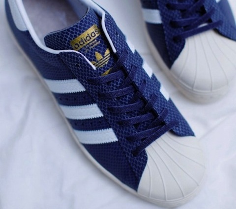 atmos-adidas-originals-superstar-80s-glow-in-the-dark-snake-02-570x556
