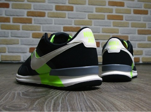 nike-air-pegasus-83-80-black-flash-lime-5-570x360