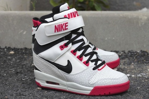 nike-wmns-air-revolution-sky-hi-safari-5-570x381