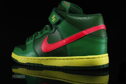8-14-13NikeSBDunkMidGrn5-580x388