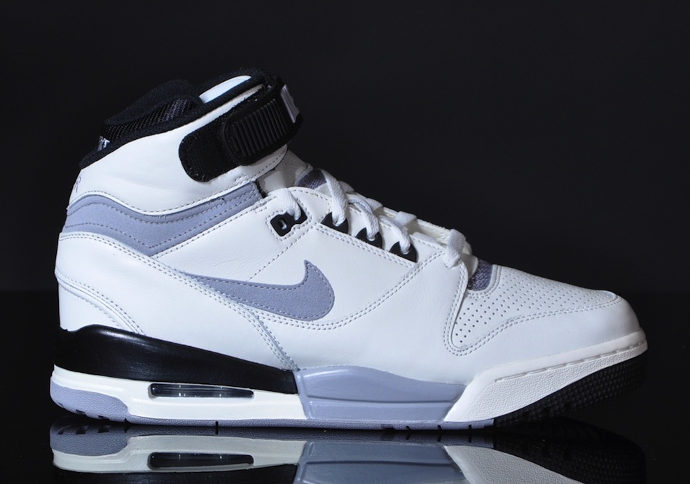 Nike-Air-Revolution-VNTG-QS-Weiss-Schwarz